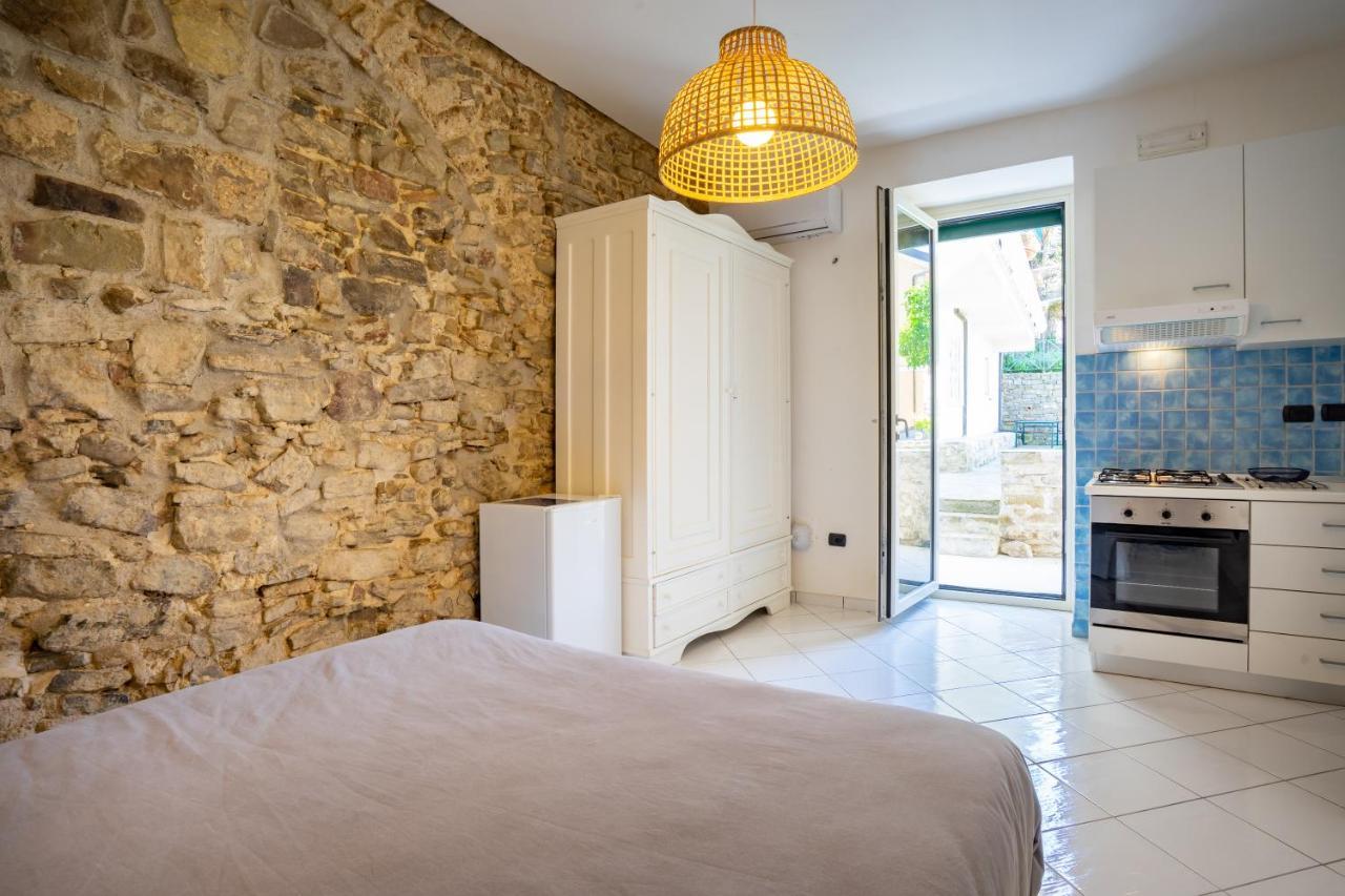Borgo Dei Saraceni - Suites & Apartments อากรอโปลี ภายนอก รูปภาพ