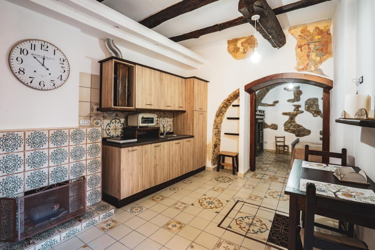 Borgo Dei Saraceni - Suites & Apartments อากรอโปลี ภายนอก รูปภาพ