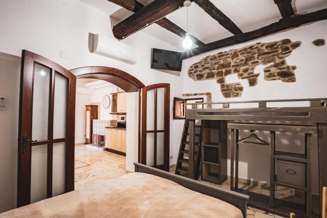 Borgo Dei Saraceni - Suites & Apartments อากรอโปลี ภายนอก รูปภาพ