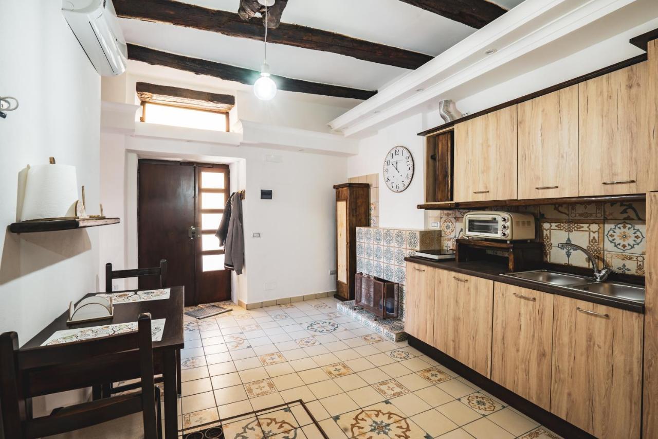 Borgo Dei Saraceni - Suites & Apartments อากรอโปลี ภายนอก รูปภาพ