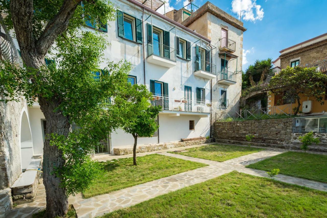 Borgo Dei Saraceni - Suites & Apartments อากรอโปลี ภายนอก รูปภาพ